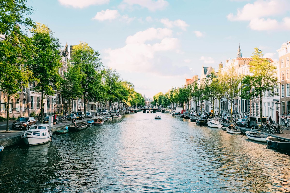 Bateaux amarrés le long d’un canal à Amsterdam Bateaux amarrés le long d’un canal à Amsterdam