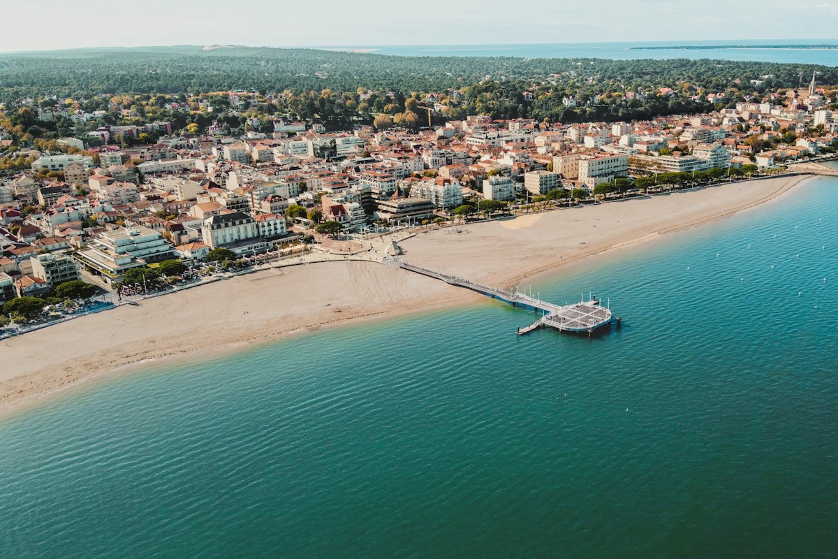 Vue aérienne d’une plage et de la ville d’Arcachon