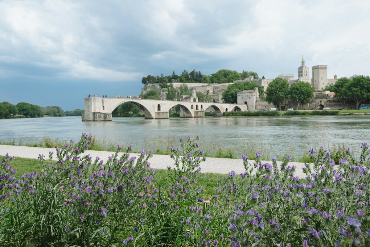 Pont sur une rivière à Avignon