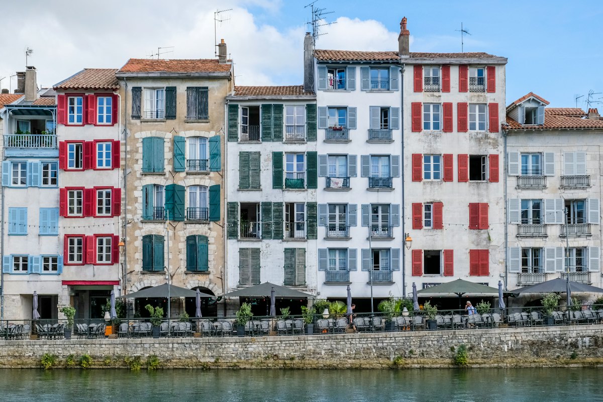 Façades au bord de l’eau à Bayonne Façades au bord de l’eau à Bayonne