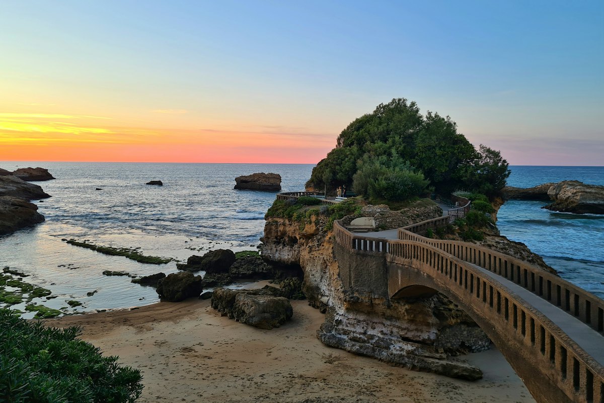 Passerelle en bois au-dessus d’une plage à Biarritz