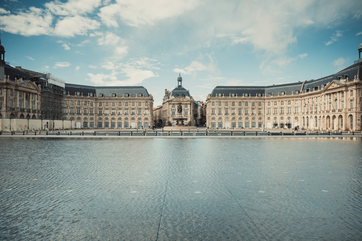 Grand bâtiment au bord d’un plan d’eau à Bordeaux Grand bâtiment au bord d’un plan d’eau à Bordeaux