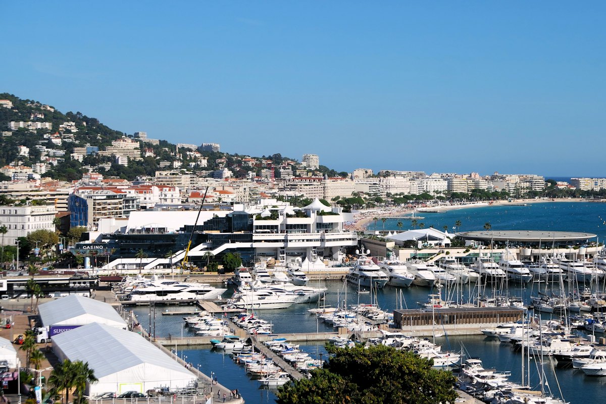 Port rempli de bateaux à Cannes