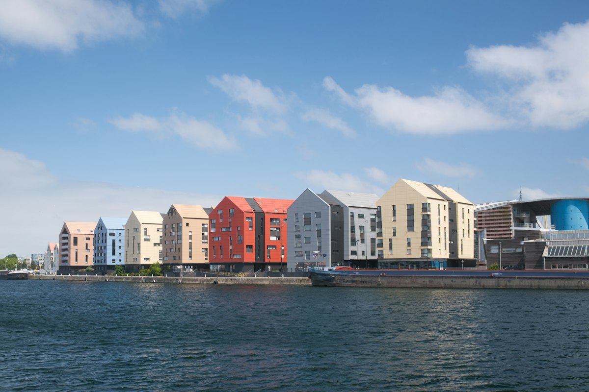 Bâtiments colorés au bord de l’eau à Dunkerque