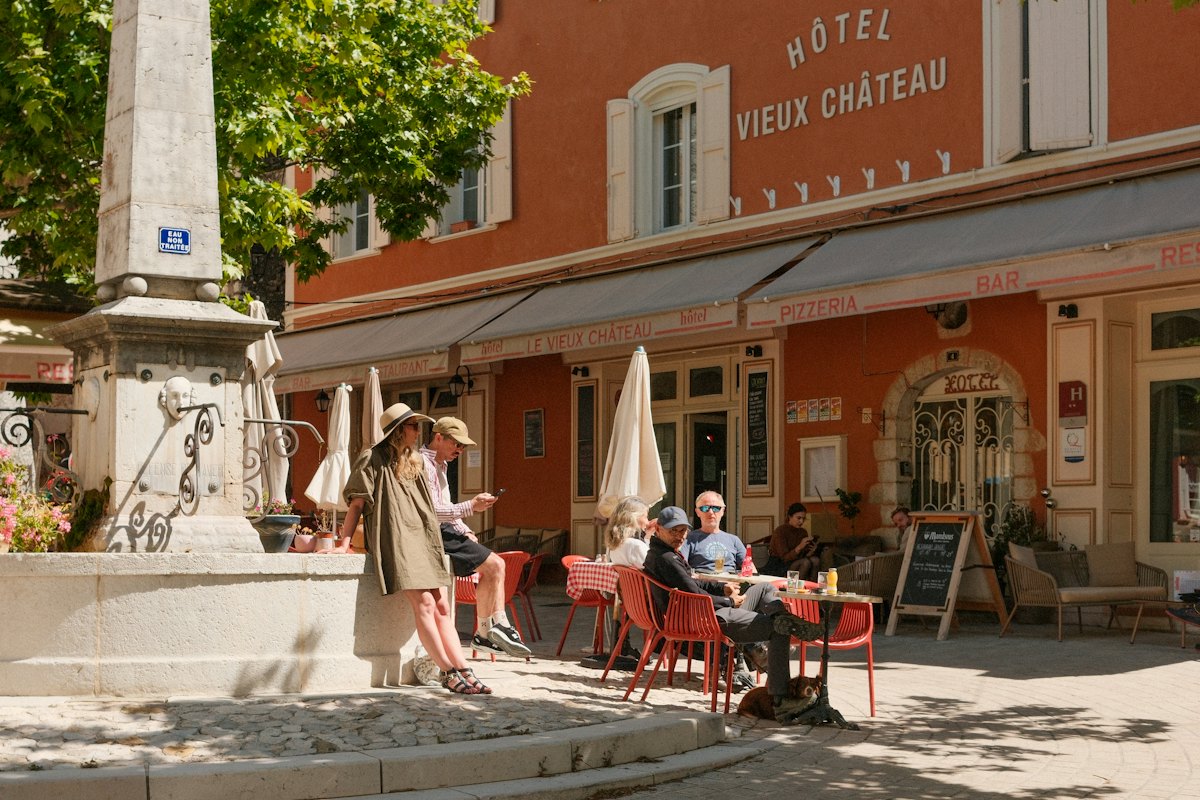 Place avec café en terrasse et fontaine Place avec café en terrasse et fontaine