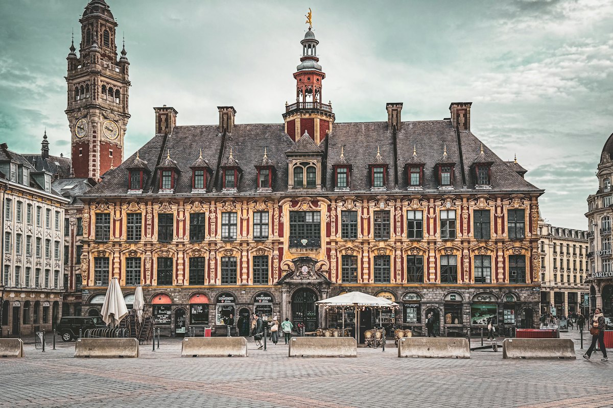 Bâtiment surmonté d’une tour de l’horloge à Lille Bâtiment surmonté d’une tour de l’horloge à Lille