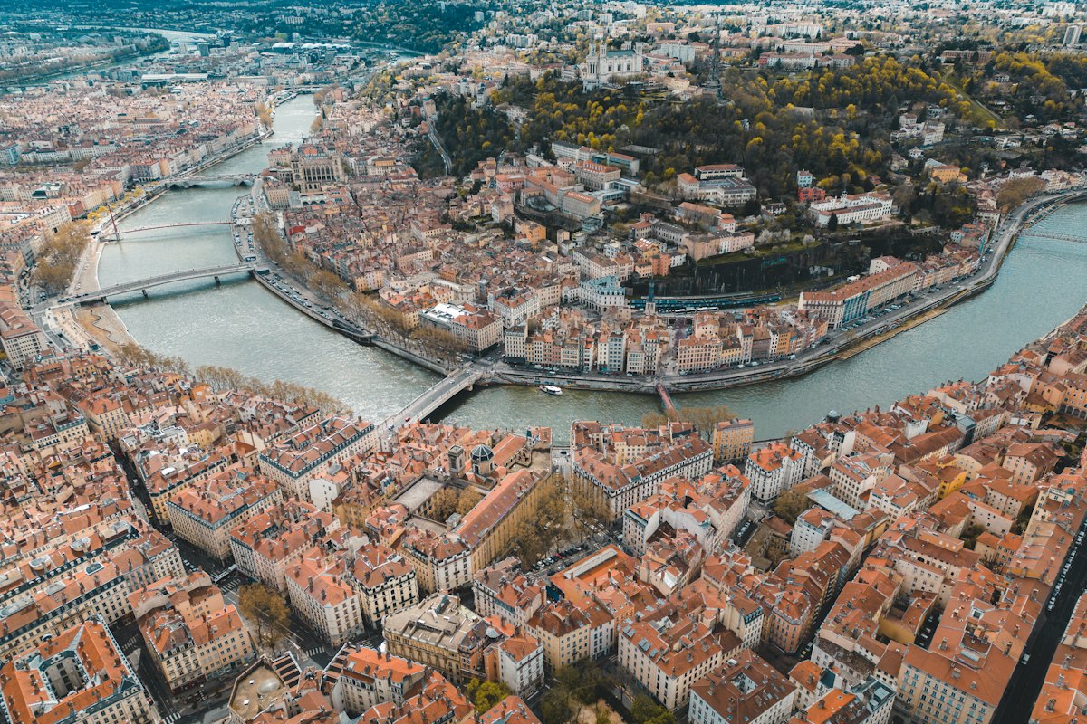 Vue aérienne de Lyon traversée par une rivière