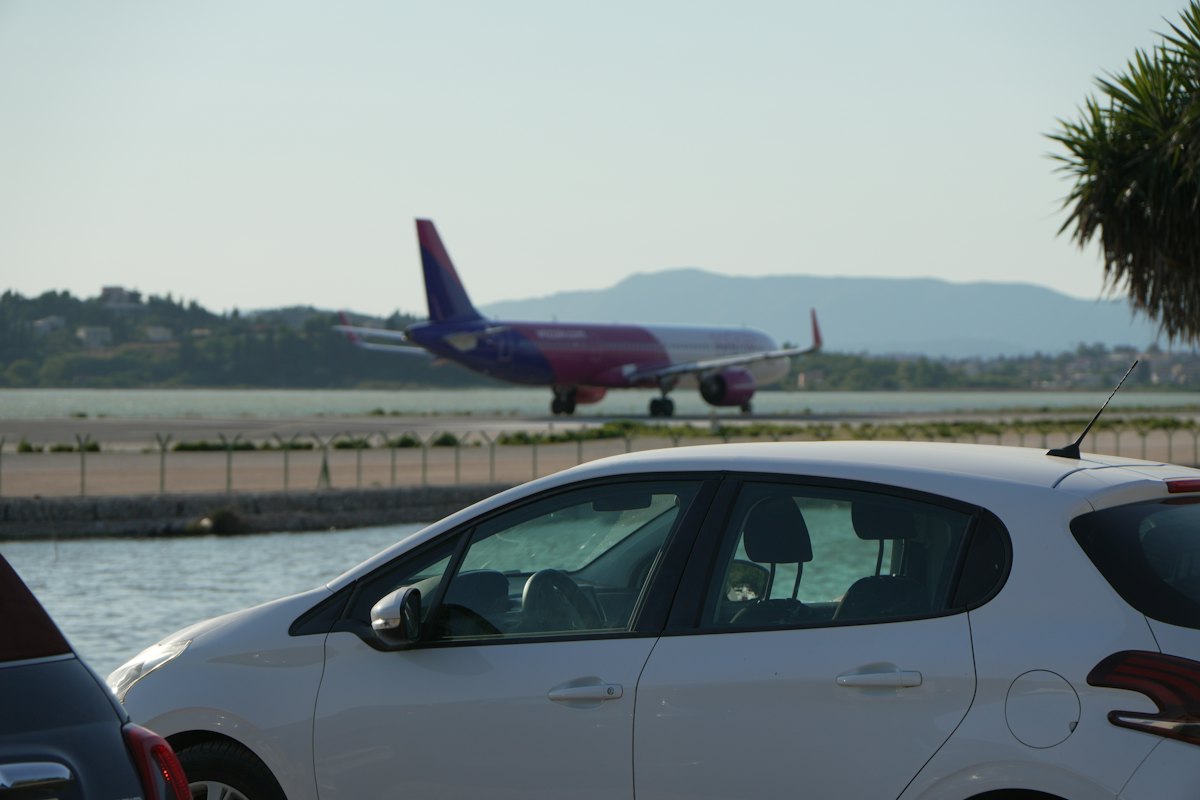 Avion sur une piste d’aéroport