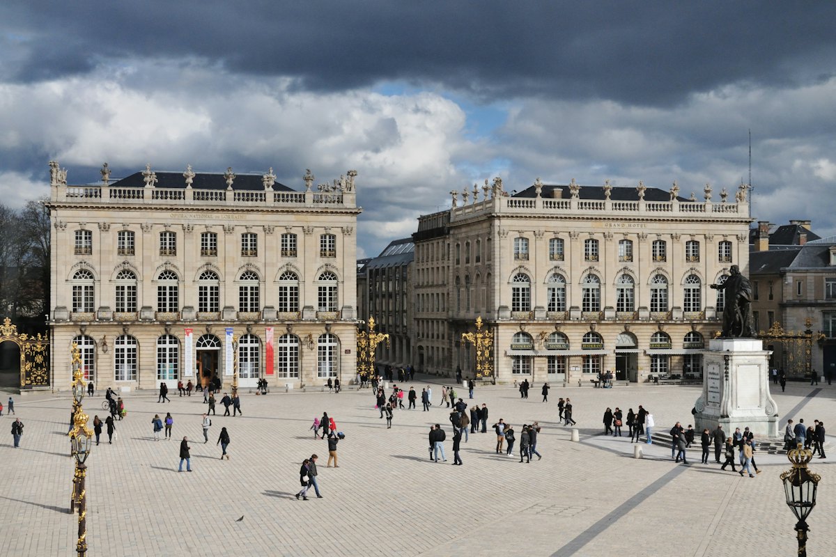 Promeneurs sur une place de Nancy Promeneurs sur une place de Nancy