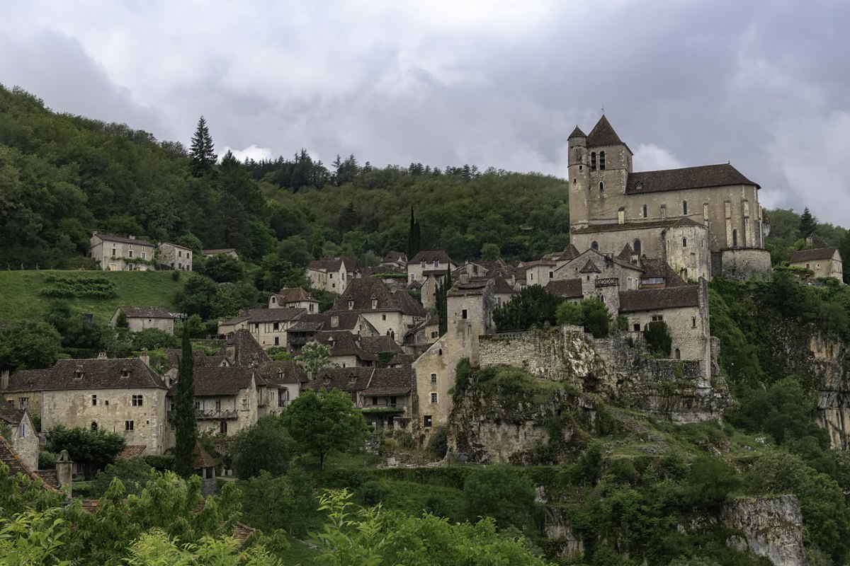 Village sur une colline avec une église