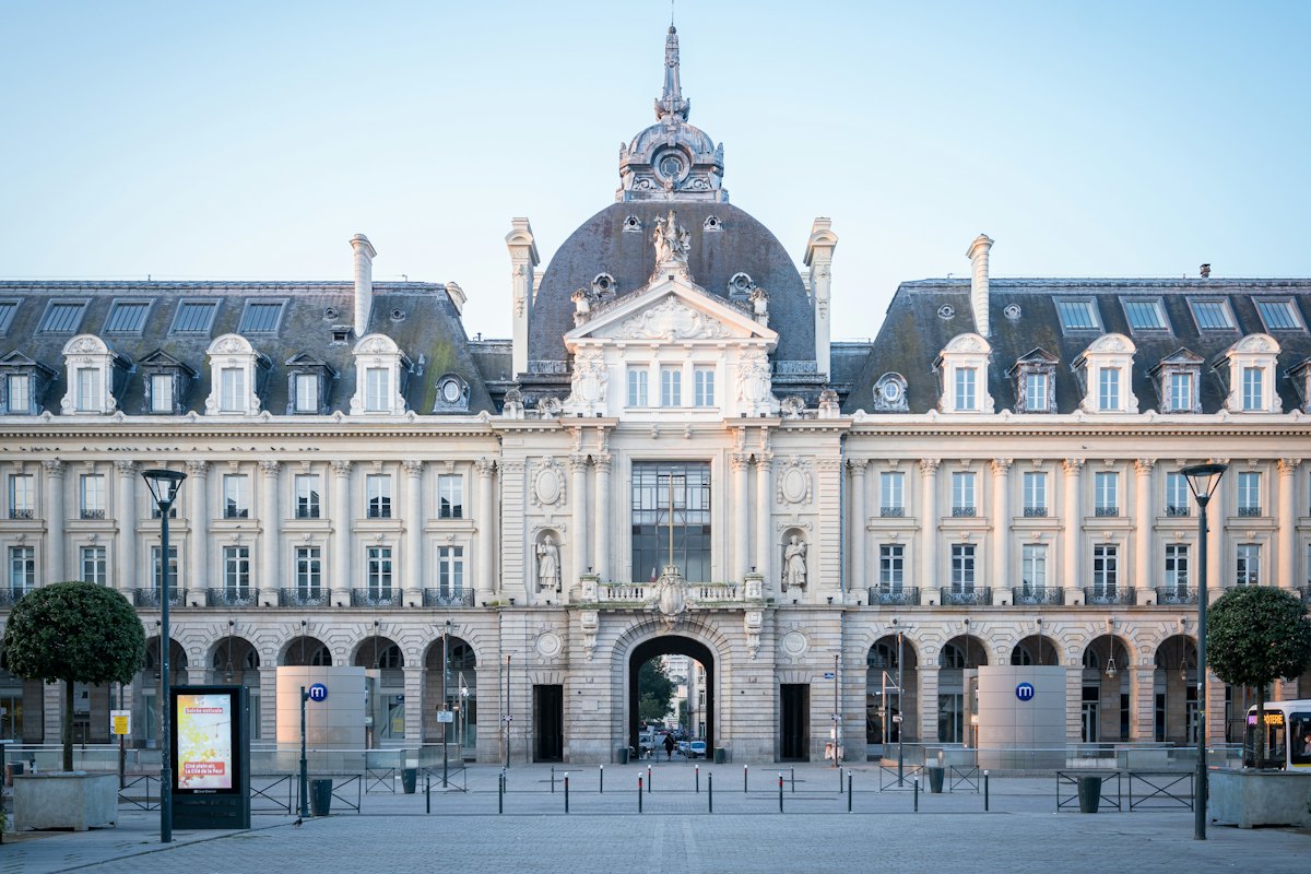 Bâtiment avec une tour d’horloge à Rennes