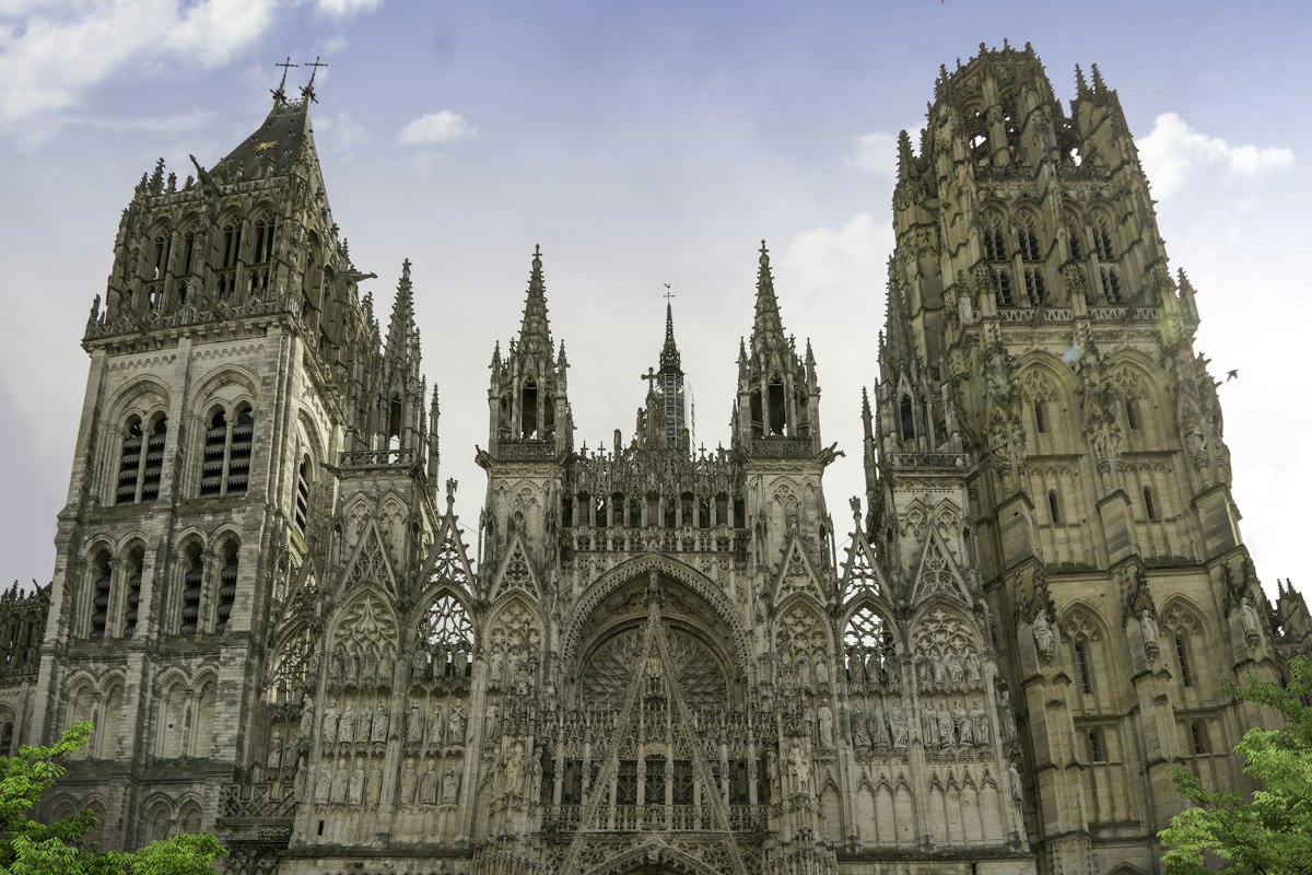 Cathédrale avec une horloge à Rouen
