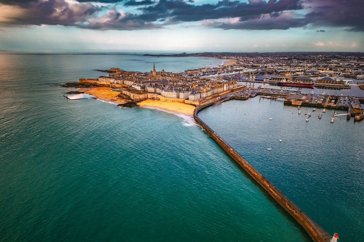 Vue aérienne de Saint-Malo et de sa jetée