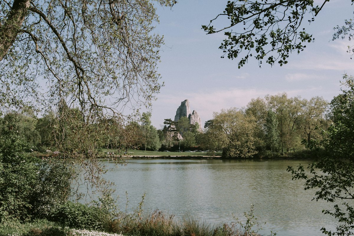 Plan d’eau entouré d’arbres