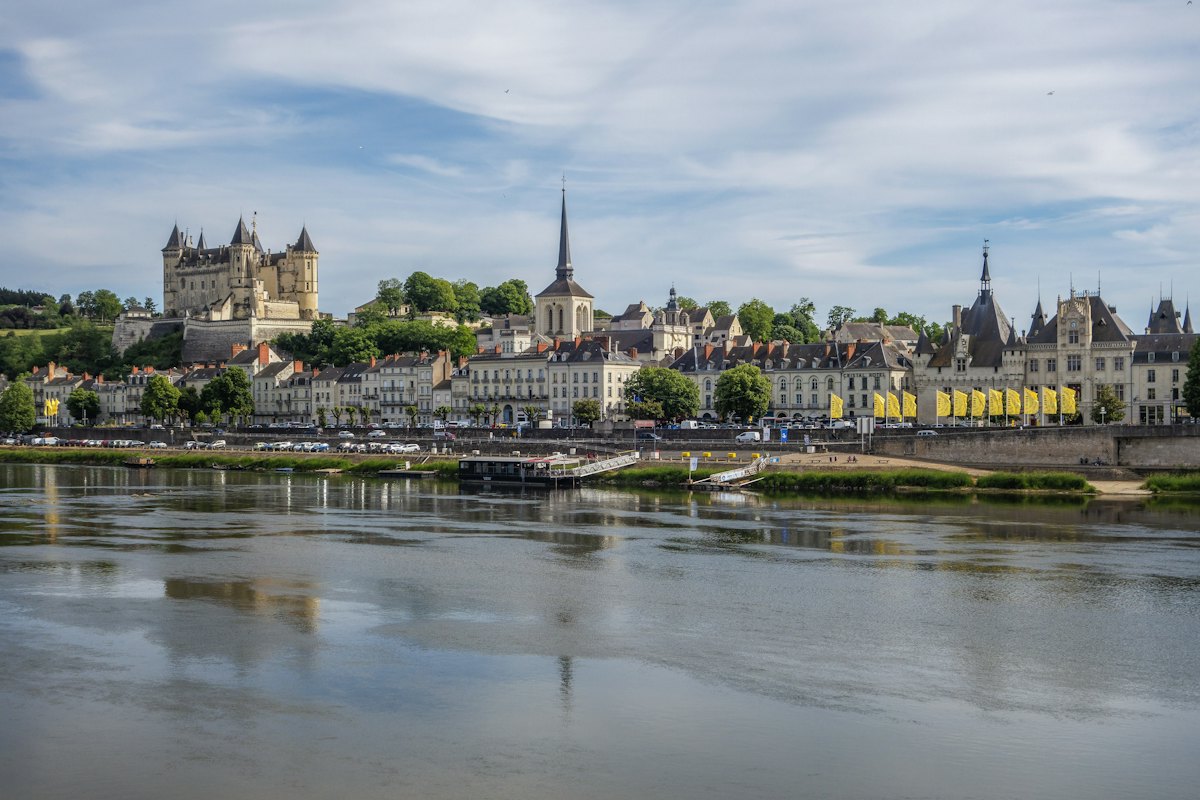 Rivière avec une ville en arrière-plan