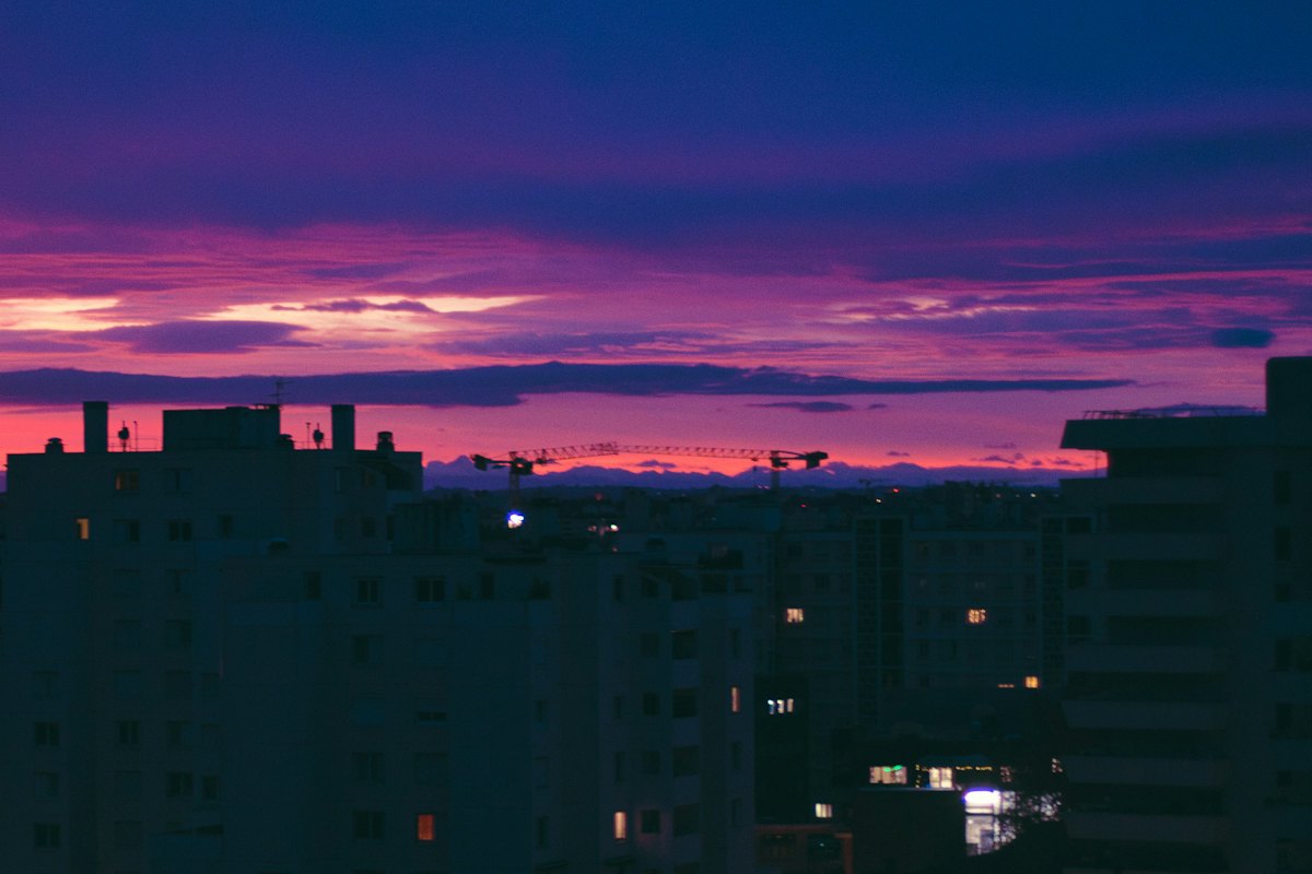 Vue d’une ville au coucher du soleil